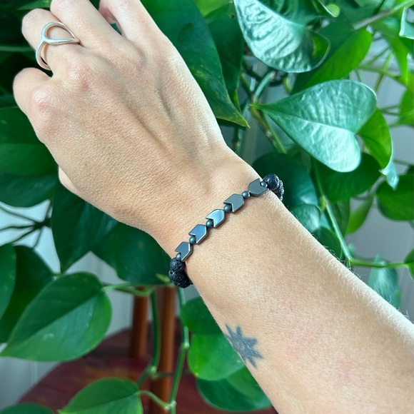 Go Your Own Way: Aromatherapy Diffuser Bracelet - Picture 1 of 5
